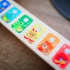 BABY EINSTEIN Fa zenélő játék gitár Together in Tune Guitar™ Connected Magic Touch™ HAPE - 6hó+