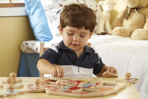Melissa & Doug Fa készségfejlestő játék, Puzzle fogantyúval Farm